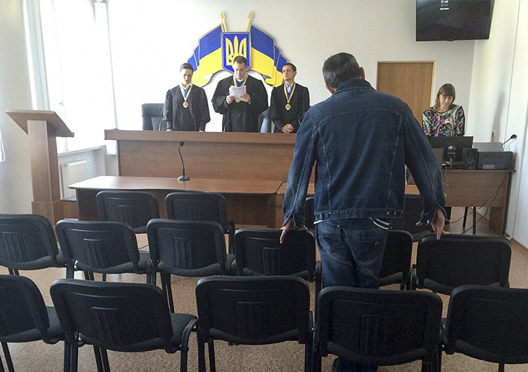 Які процесуальні повноваження апеляційного суду щодо призначення нового розгляду справи в суді першої інстанції