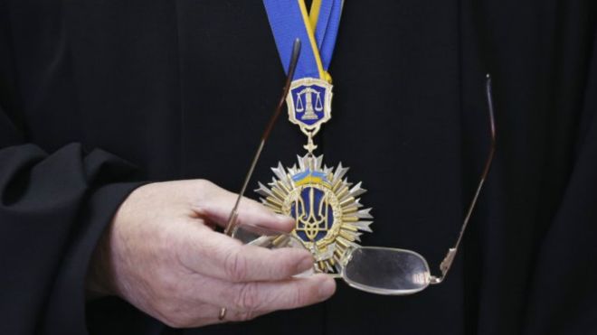 Суддям видаватимуть раз в 3 роки одну мантію та 5 жабо