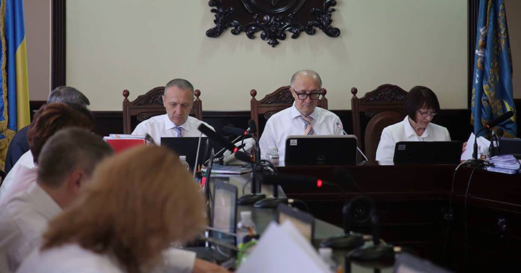 КС може поставити кваліфоцінювання суддів за межі Конституції