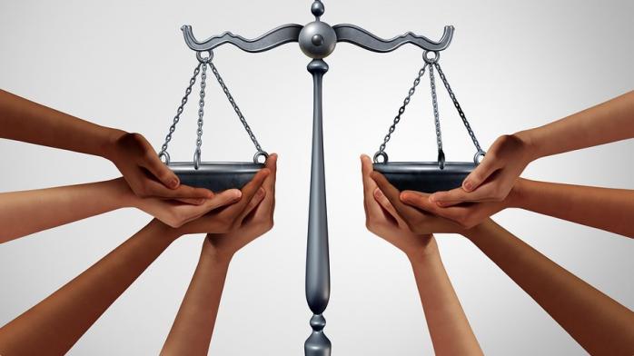 Суди мають вирішувати справи, а не чекати роками рішення Конституційного Суду
