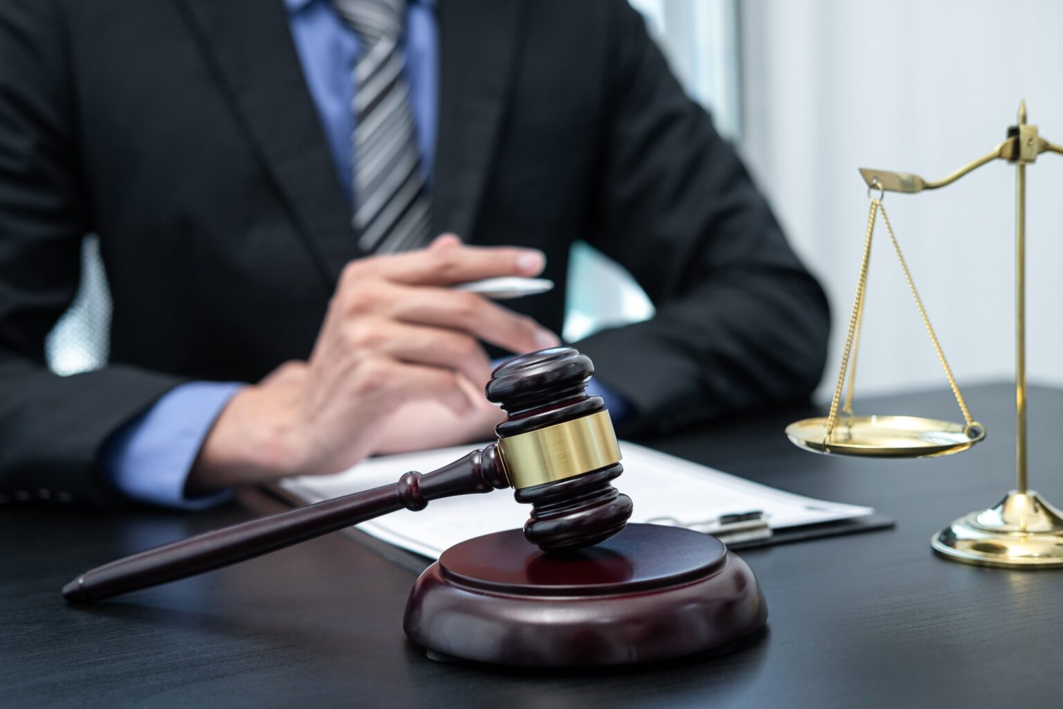 Зупинення провадження через неможливість розгляду цієї справи до вирішення іншої виключається при оскарженні судових рішень у цій самій справі