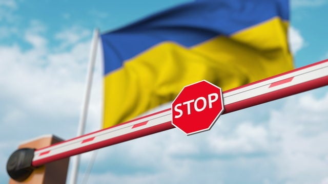 Розширено категорії жінок і чоловіків – держслужбовців, які можуть виїхати за кордон на час воєнного стану